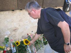 commemoration du MASSACRE du 5 juillet 1962  au mur des disparus 037